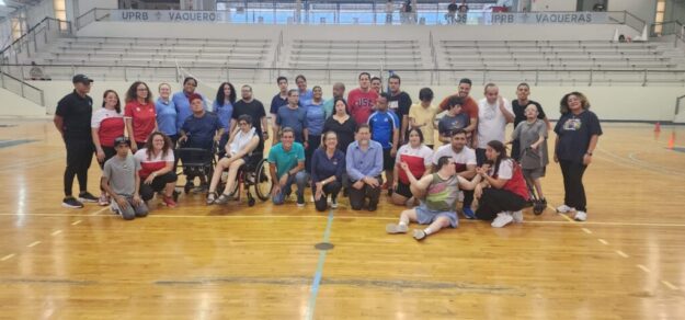 GRUPO DE ESTUDIANTES DE DIVERSIDAD FUNCIONAL JUNTO AL RECTOR DE UPRB.